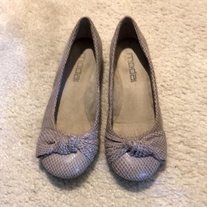 Beige faux snake skin bow accent ballet flats